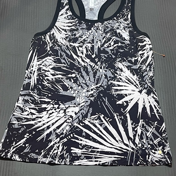 Black and white fabletics tank - Picture 2 of 3